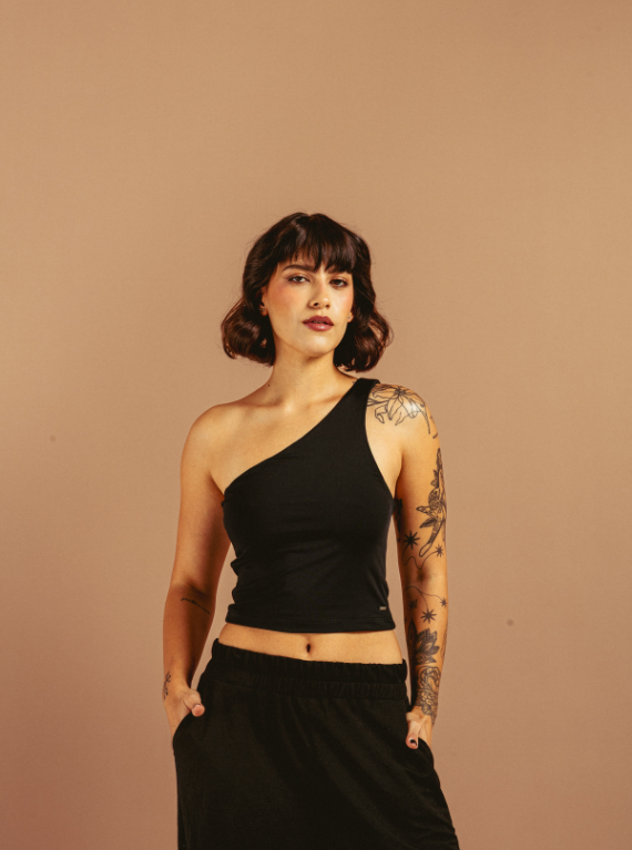 BLUSA ASIMÉTRICA NEGRA