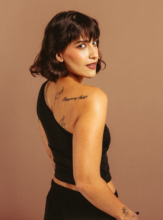 BLUSA ASIMÉTRICA NEGRA