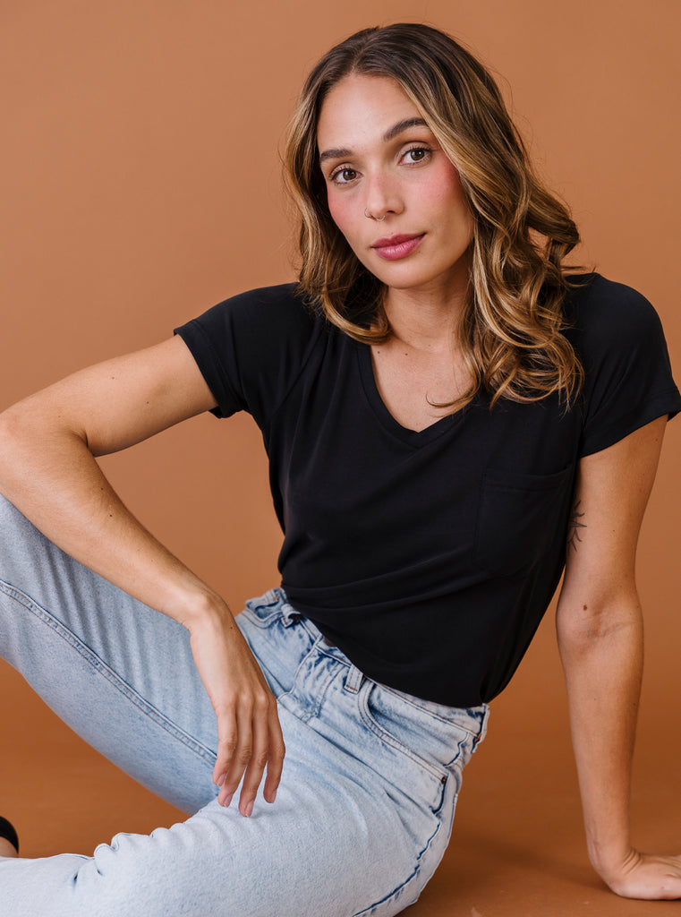 CAMISETA CUELLO V NEGRA
