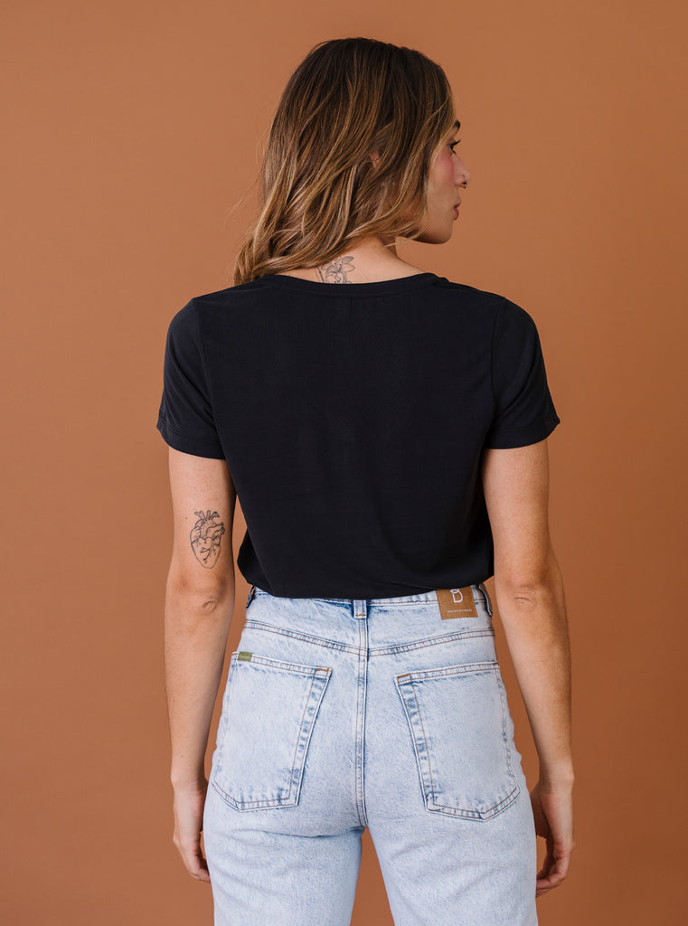 CAMISETA CUELLO V NEGRA