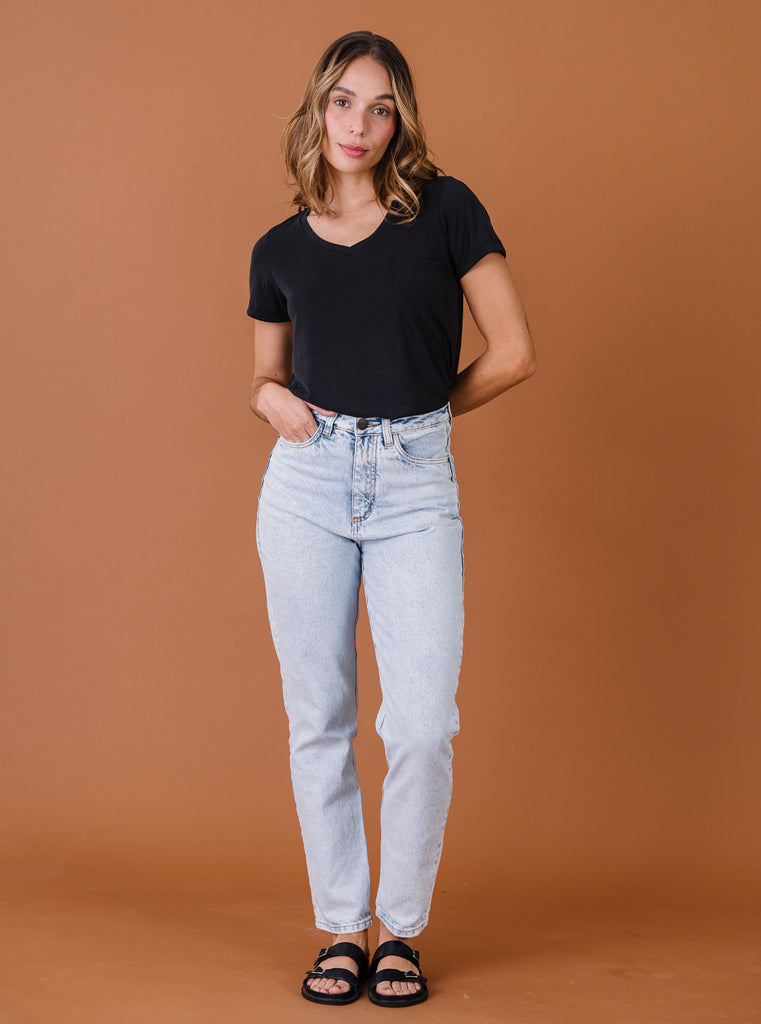 CAMISETA CUELLO V NEGRA