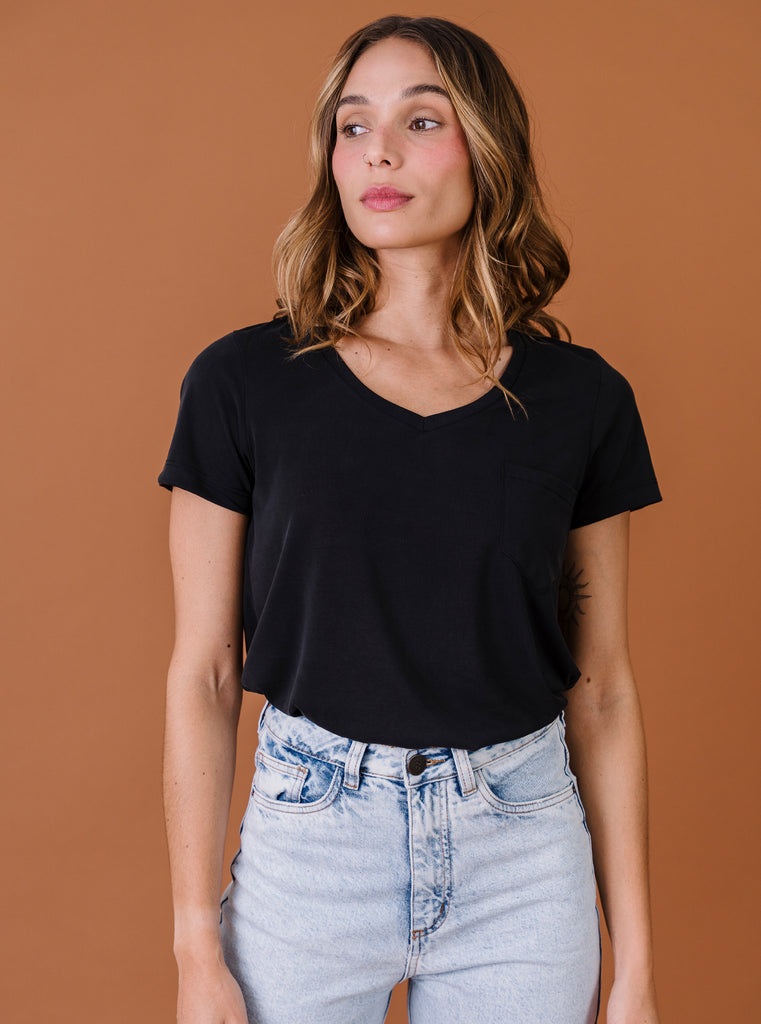 CAMISETA CUELLO V NEGRA