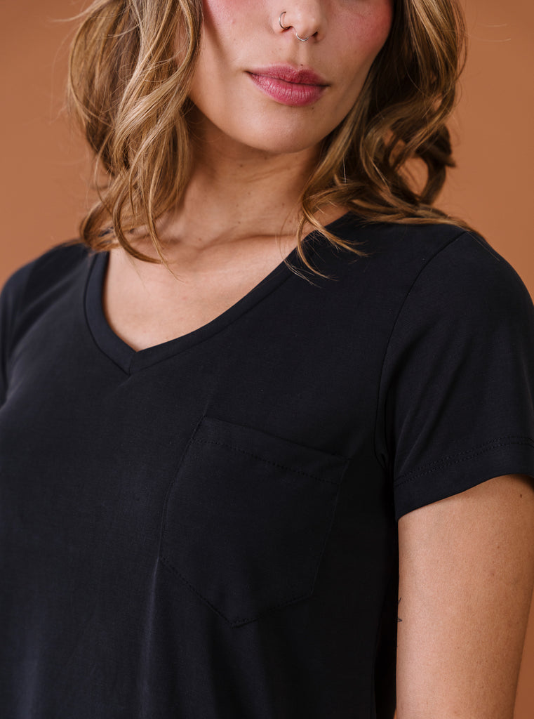 CAMISETA CUELLO V NEGRA