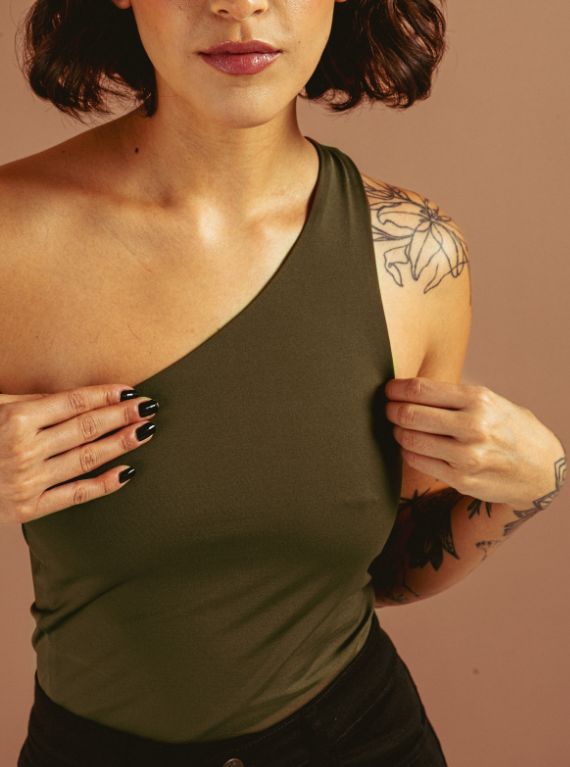 BLUSA ASIMÉTRICA VERDE OLIVO