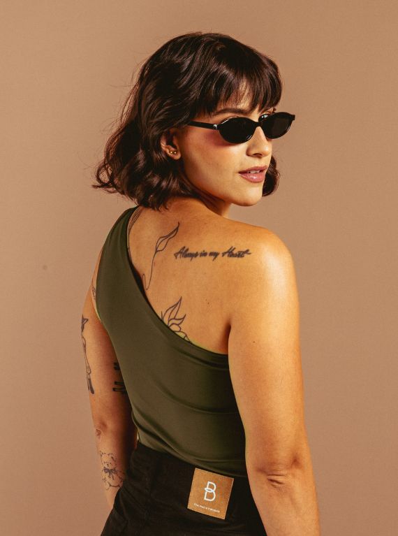 BLUSA ASIMÉTRICA VERDE OLIVO