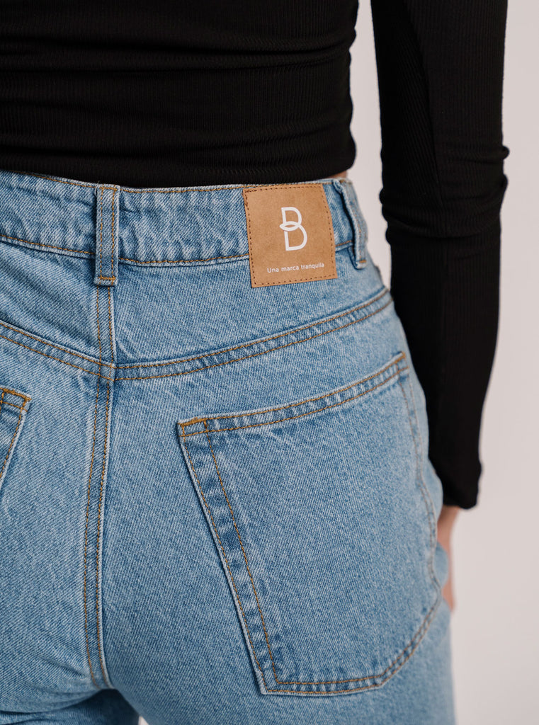 JEAN MOM AGUA CLARA